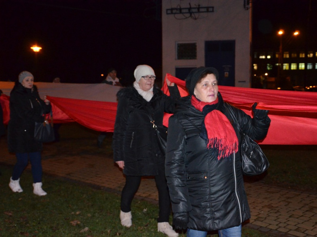 Przemarsz z 50-metrową flagą Polski przez Łowicz