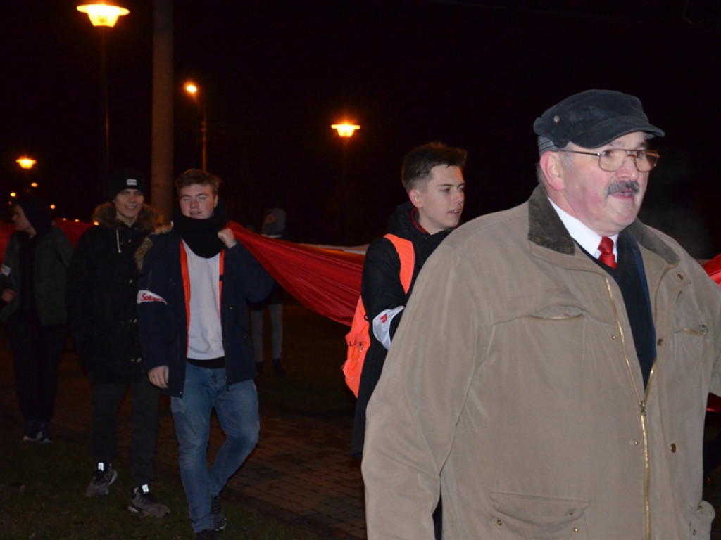 Przemarsz z 50-metrową flagą Polski przez Łowicz
