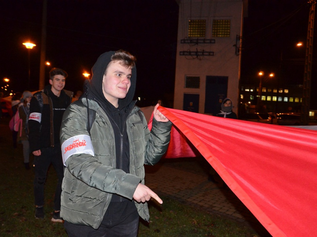 Przemarsz z 50-metrową flagą Polski przez Łowicz