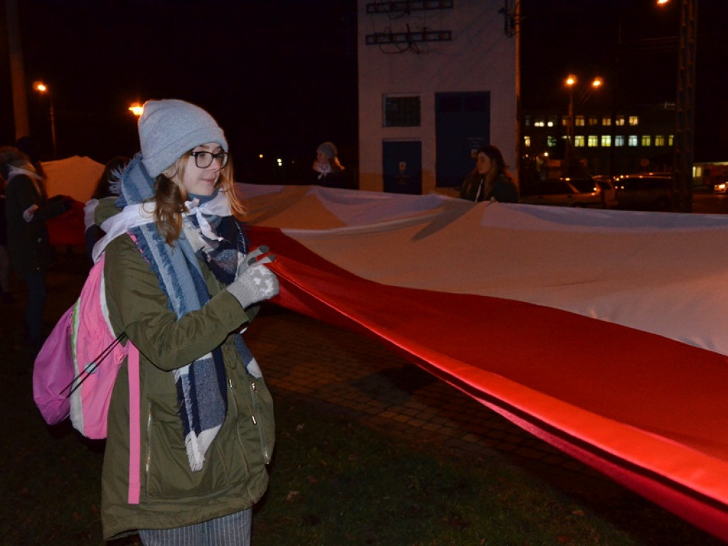 Przemarsz z 50-metrową flagą Polski przez Łowicz