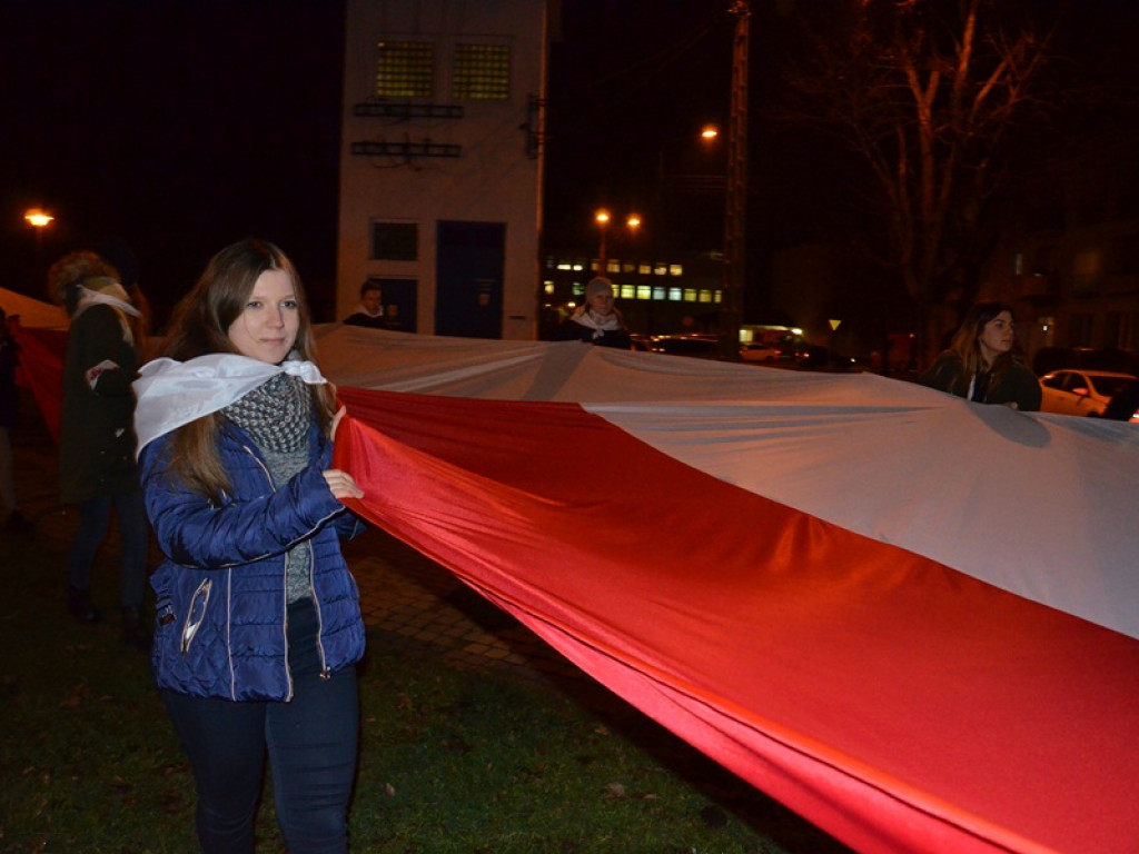 Przemarsz z 50-metrową flagą Polski przez Łowicz