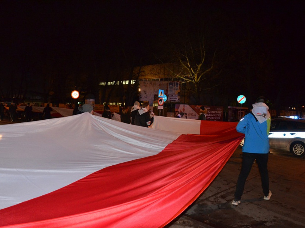 Przemarsz z 50-metrową flagą Polski przez Łowicz