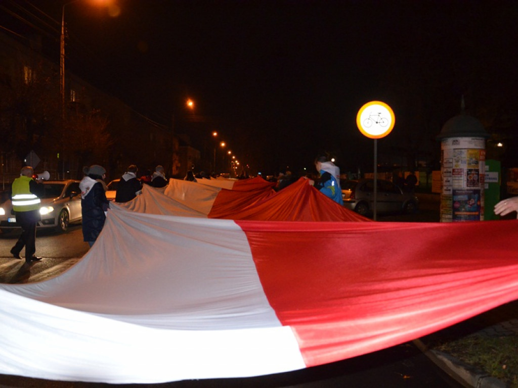 Przemarsz z 50-metrową flagą Polski przez Łowicz
