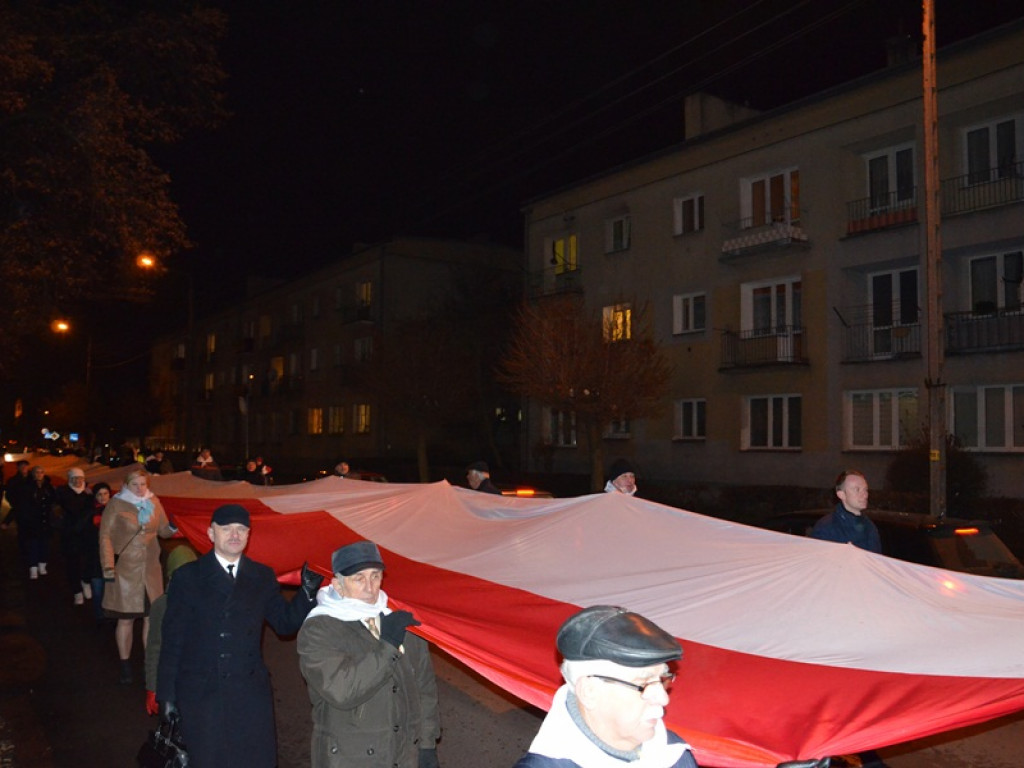 Przemarsz z 50-metrową flagą Polski przez Łowicz