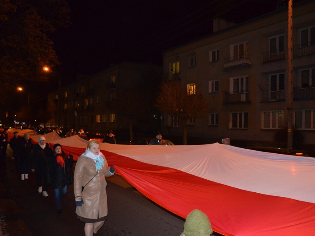 Przemarsz z 50-metrową flagą Polski przez Łowicz