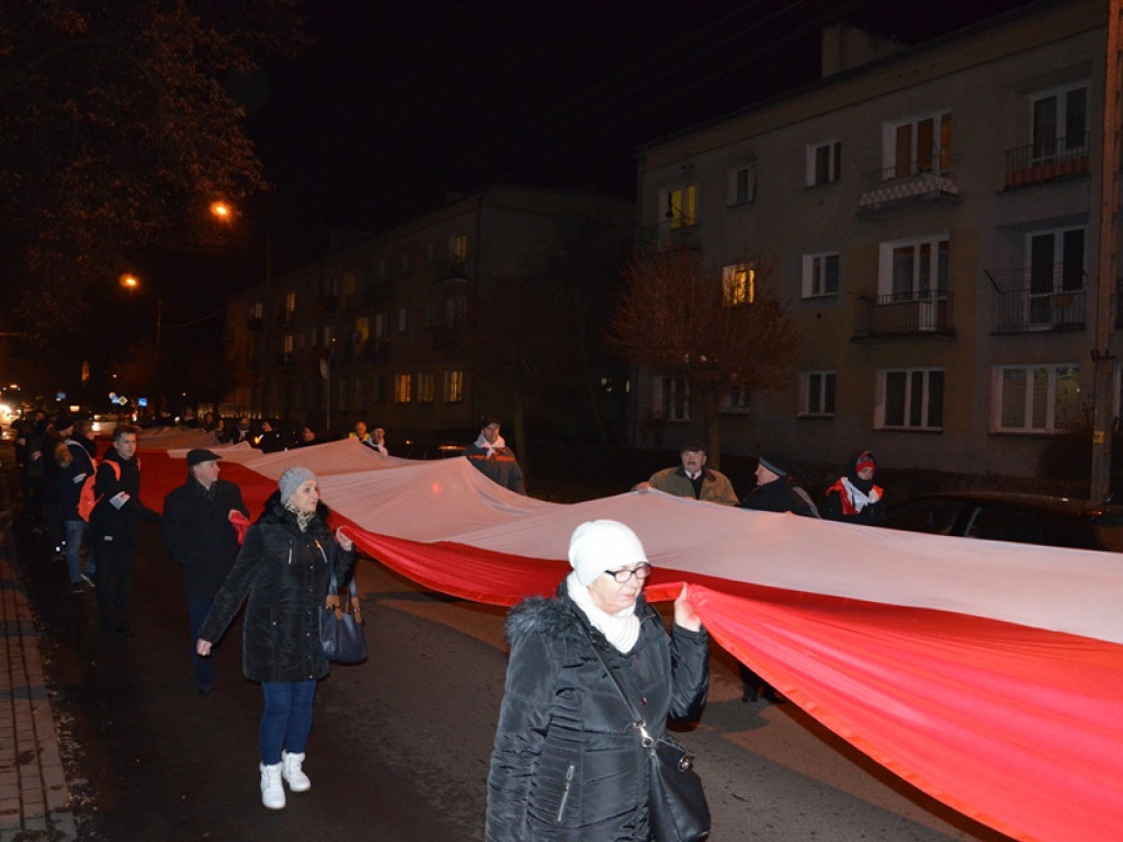 Przemarsz z 50-metrową flagą Polski przez Łowicz