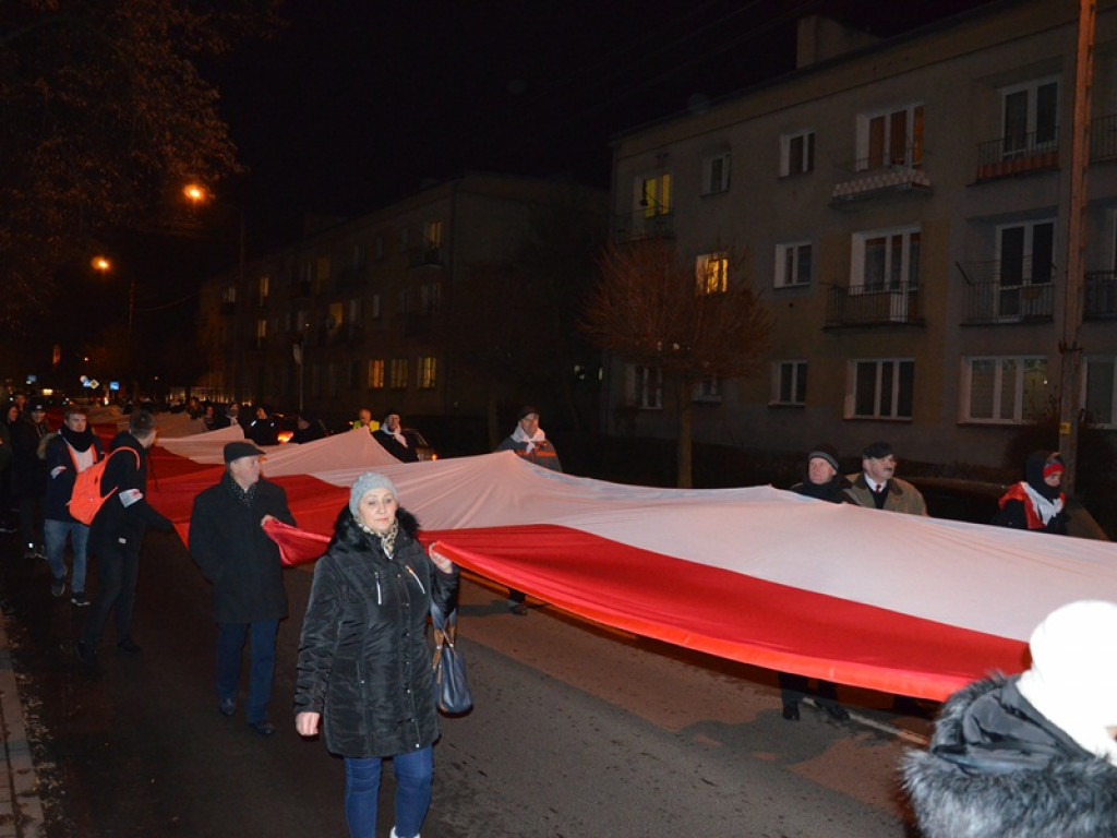 Przemarsz z 50-metrową flagą Polski przez Łowicz