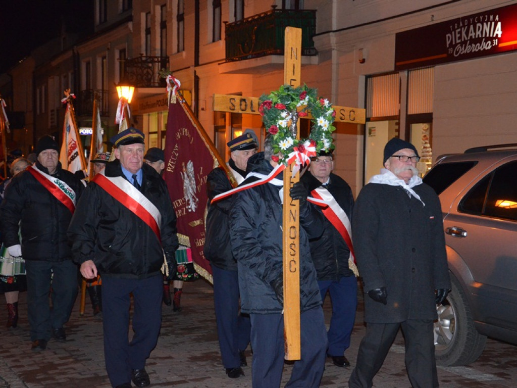 Przemarsz z 50-metrową flagą Polski przez Łowicz