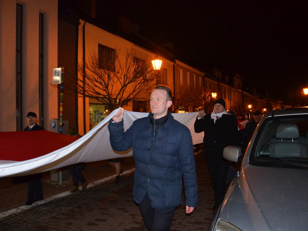 Przemarsz z 50-metrową flagą Polski przez Łowicz