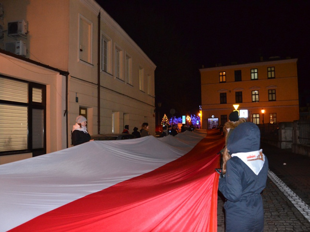 Przemarsz z 50-metrową flagą Polski przez Łowicz
