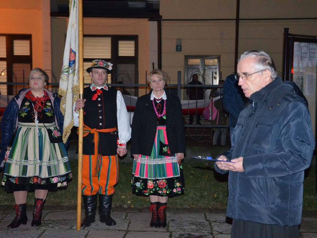 Przemarsz z 50-metrową flagą Polski przez Łowicz