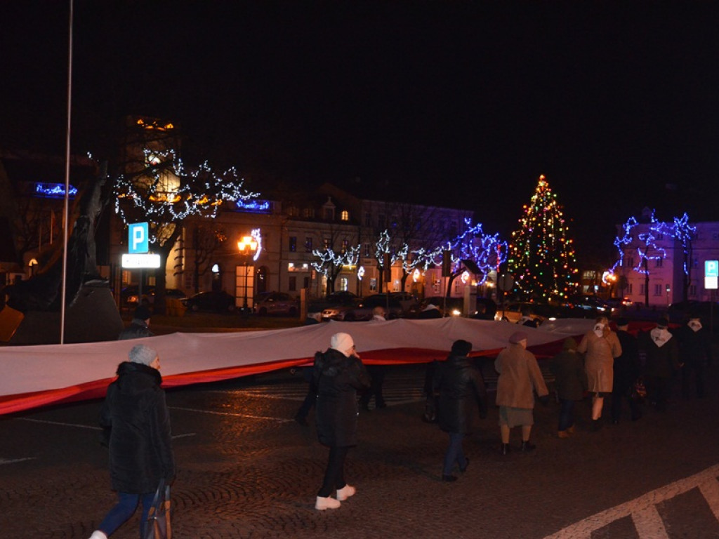 Przemarsz z 50-metrową flagą Polski przez Łowicz