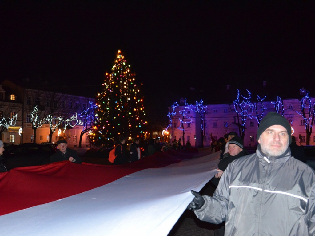 Przemarsz z 50-metrową flagą Polski przez Łowicz