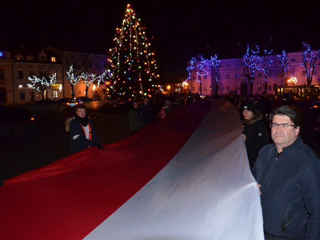 Przemarsz z 50-metrową flagą Polski przez Łowicz