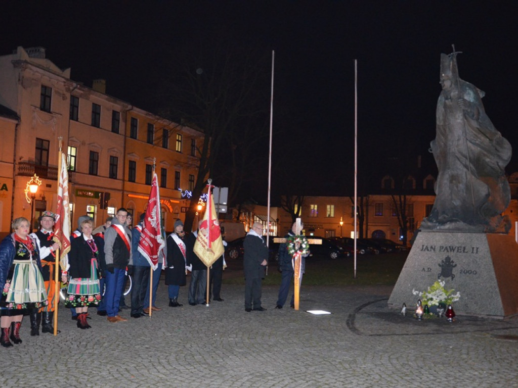 Przemarsz z 50-metrową flagą Polski przez Łowicz