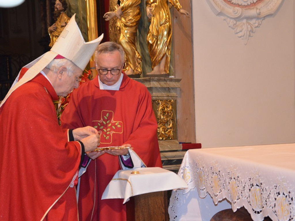 Relikwie bł. księdza Popiełuszki powitane w katedrze