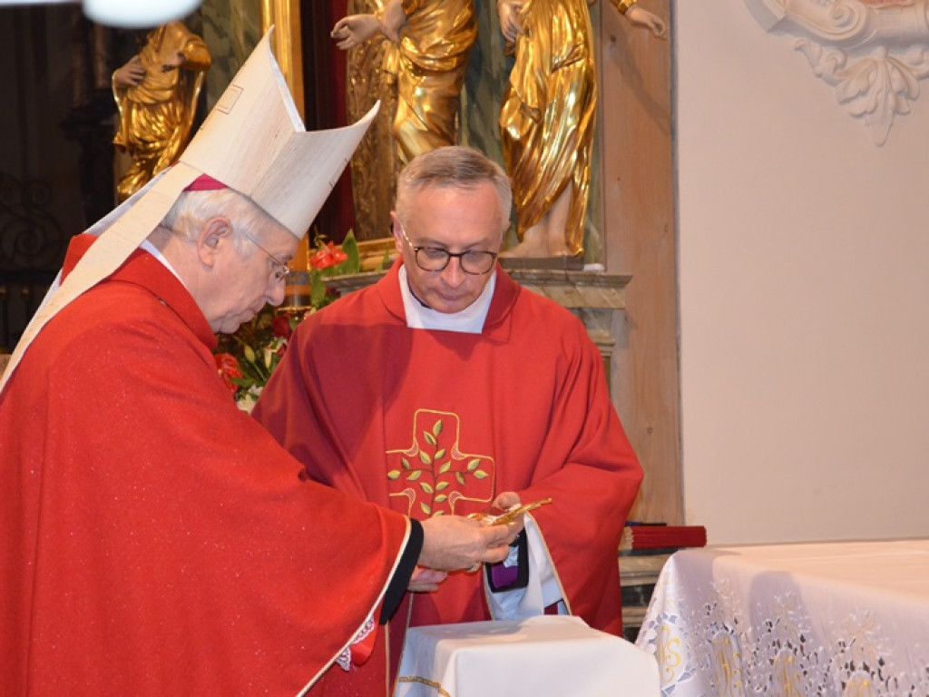 Relikwie bł. księdza Popiełuszki powitane w katedrze