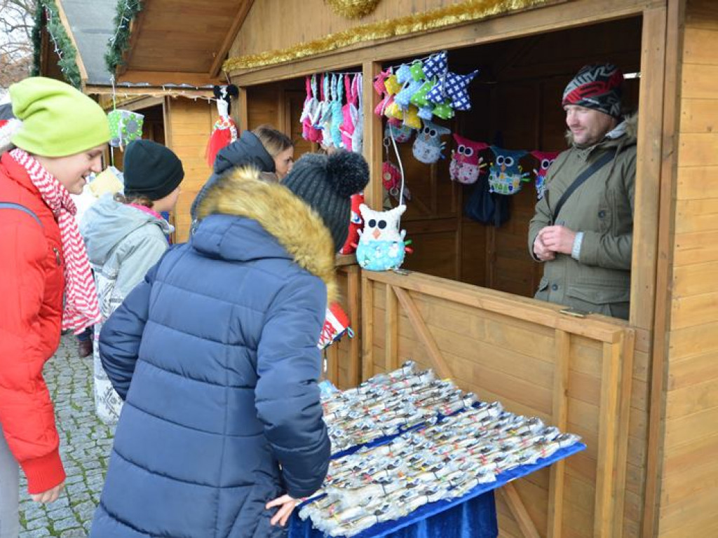 Łowicki Kiermasz Bożonarodzeniowy trwa na Nowym Rynku