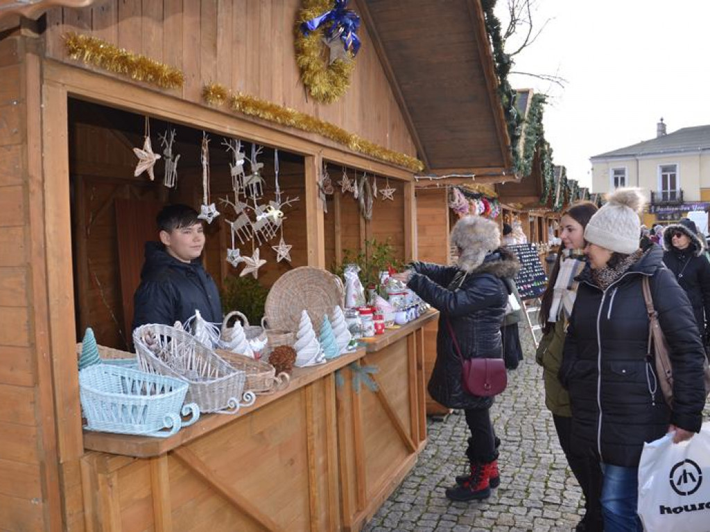 Łowicki Kiermasz Bożonarodzeniowy trwa na Nowym Rynku