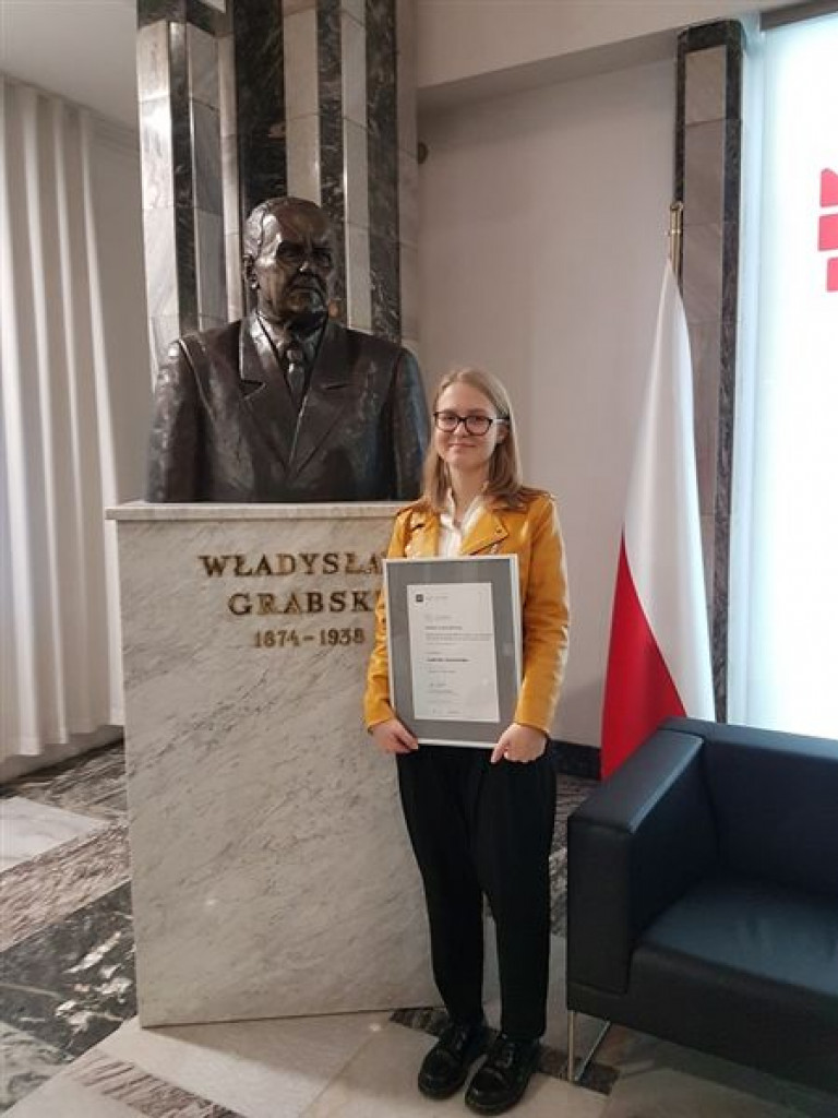 Gabriela Anyszewska z II LO trzecia w konkursie NBP