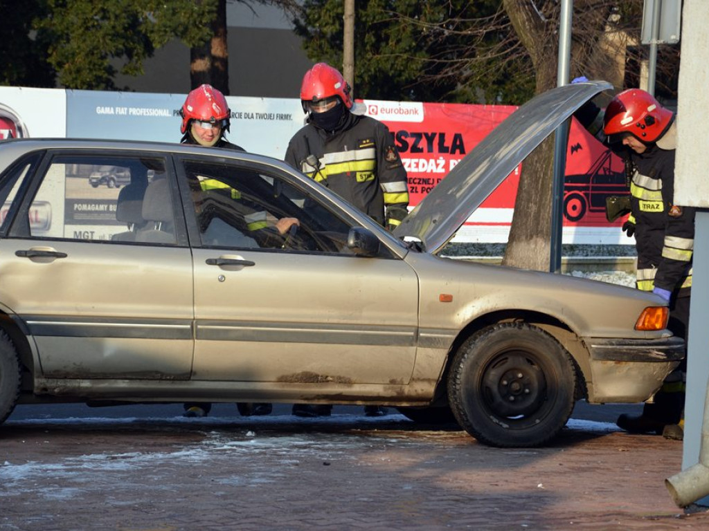 Kolizja za kolizją przy budynku komendy policji - aktualizacja