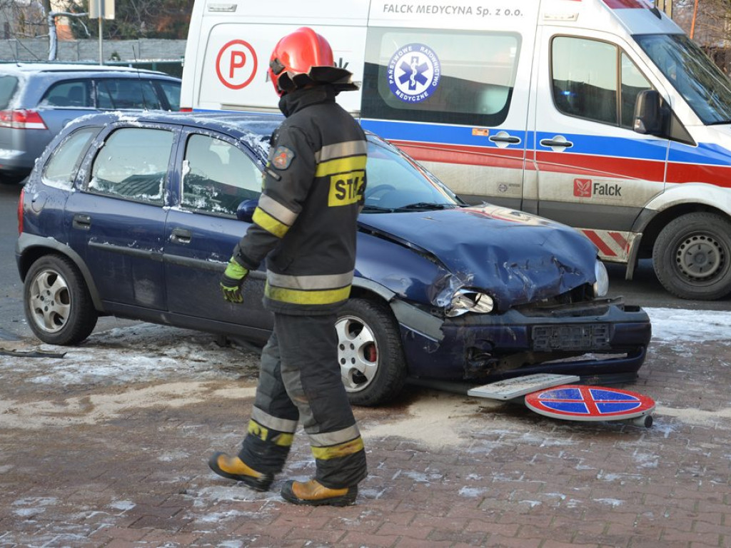 Kolizja za kolizją przy budynku komendy policji - aktualizacja