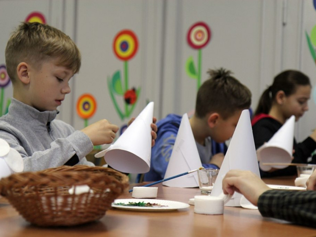 Warsztaty choinkowe w szkole w Kiernozi