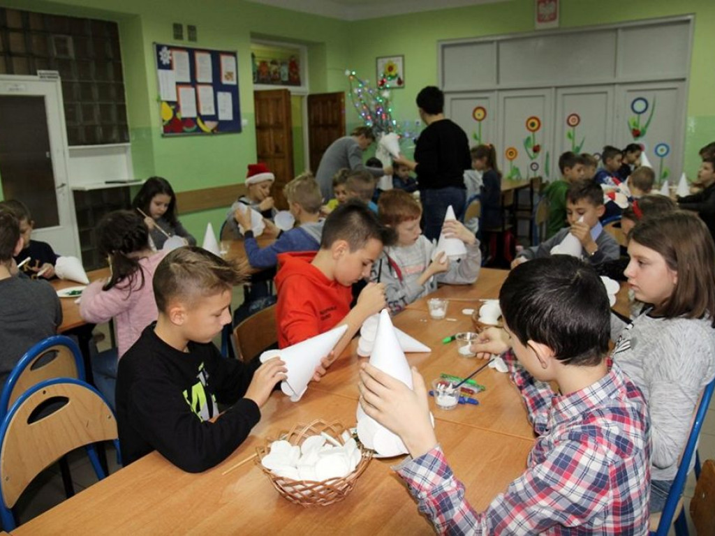 Warsztaty choinkowe w szkole w Kiernozi
