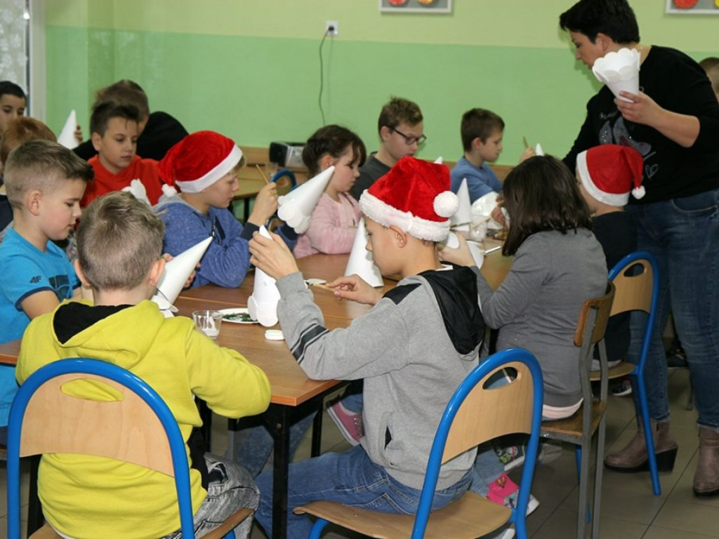 Warsztaty choinkowe w szkole w Kiernozi