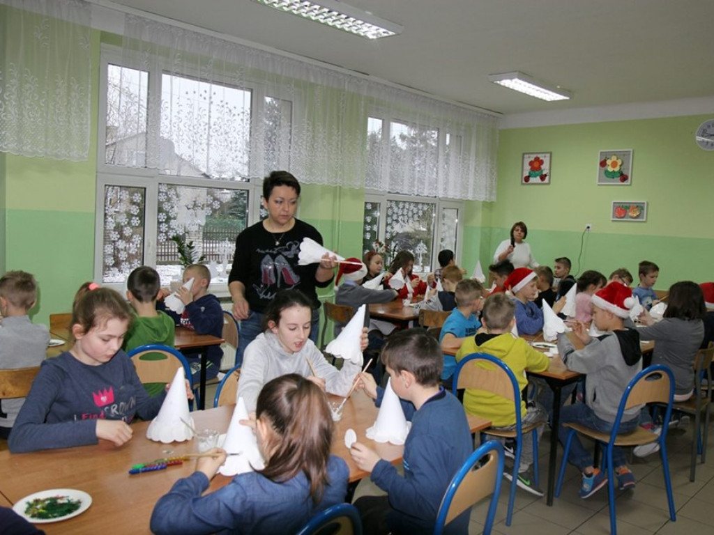 Warsztaty choinkowe w szkole w Kiernozi
