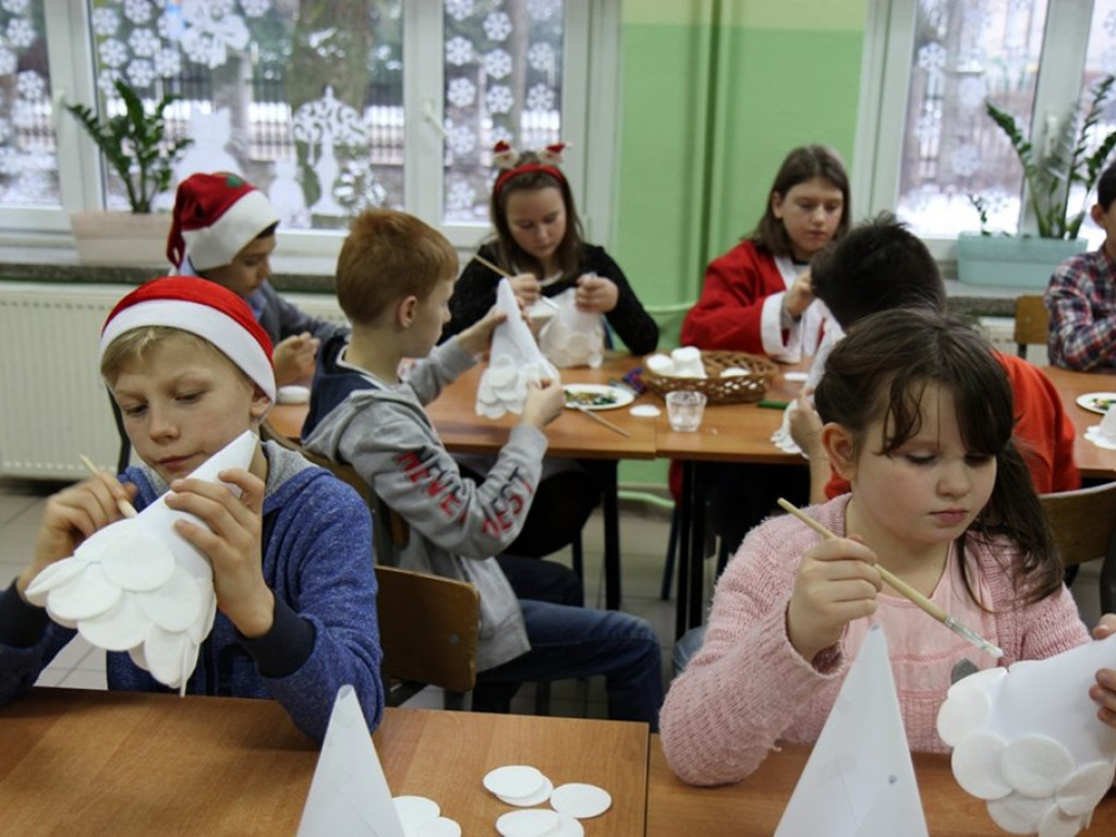 Warsztaty choinkowe w szkole w Kiernozi