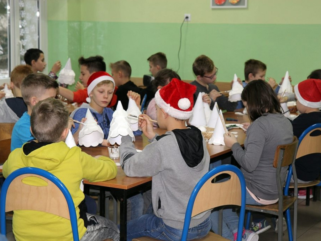 Warsztaty choinkowe w szkole w Kiernozi