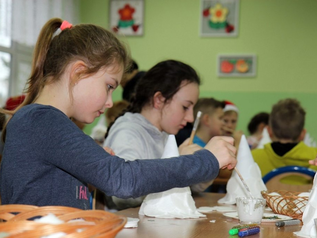 Warsztaty choinkowe w szkole w Kiernozi