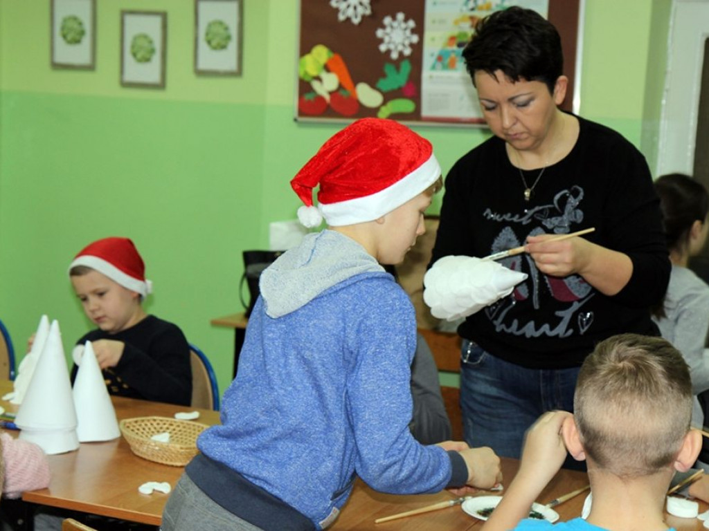 Warsztaty choinkowe w szkole w Kiernozi