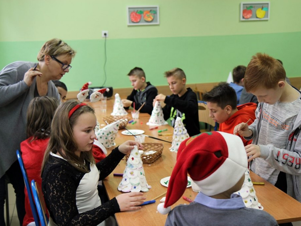 Warsztaty choinkowe w szkole w Kiernozi