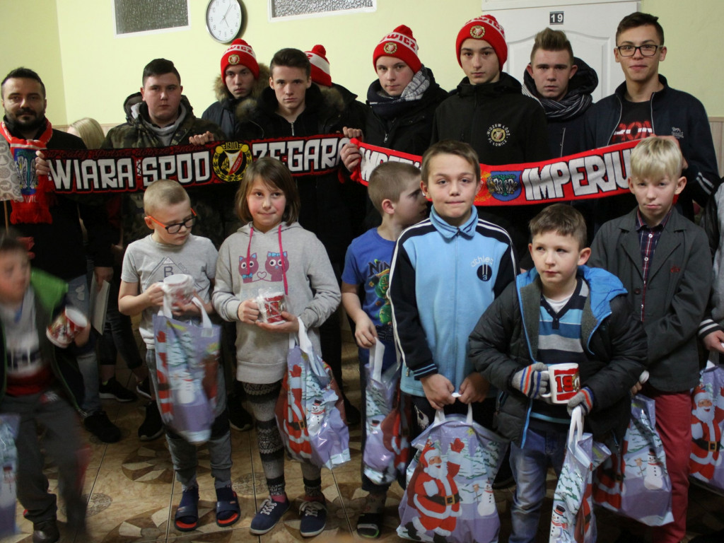 Fani Widzewa obdarowali dzieci z domu dziecka