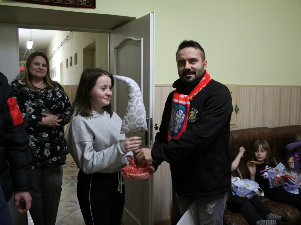 Fani Widzewa obdarowali dzieci z domu dziecka