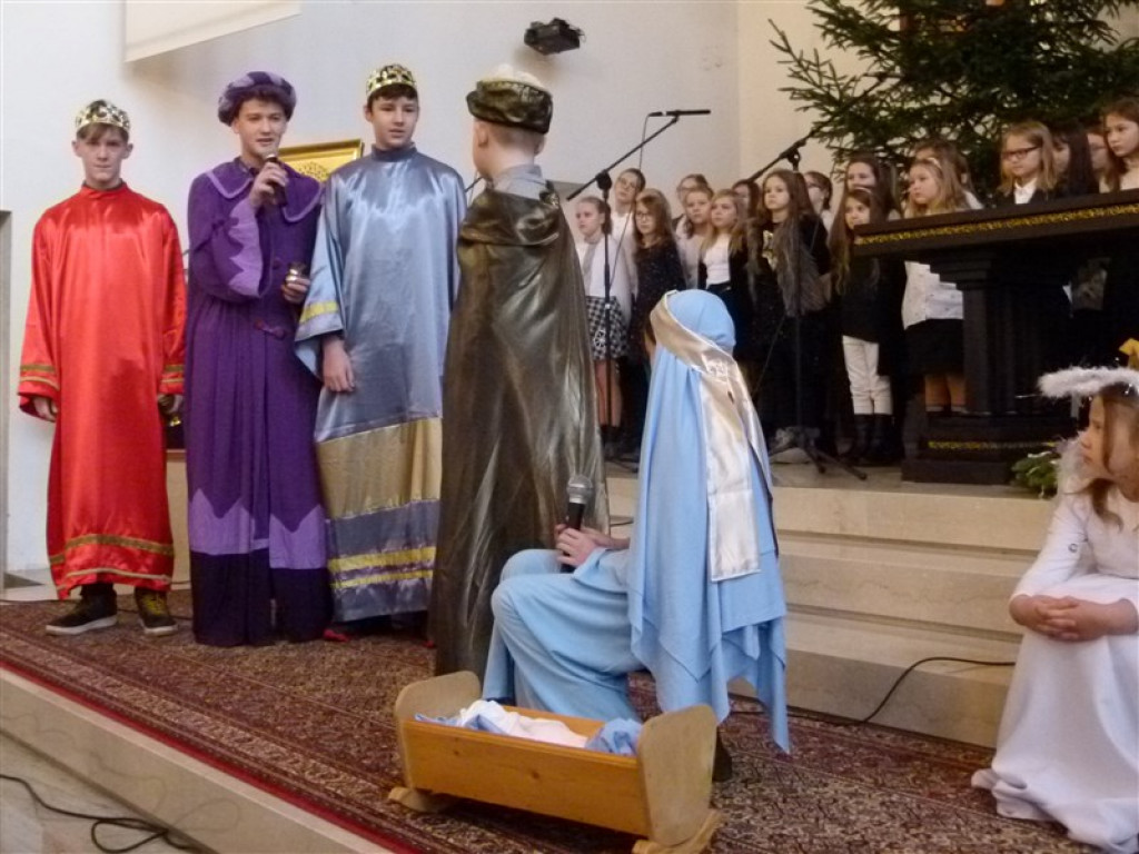 Głowno: jasełka SP nr 3 w kościele św. Maksymiliana