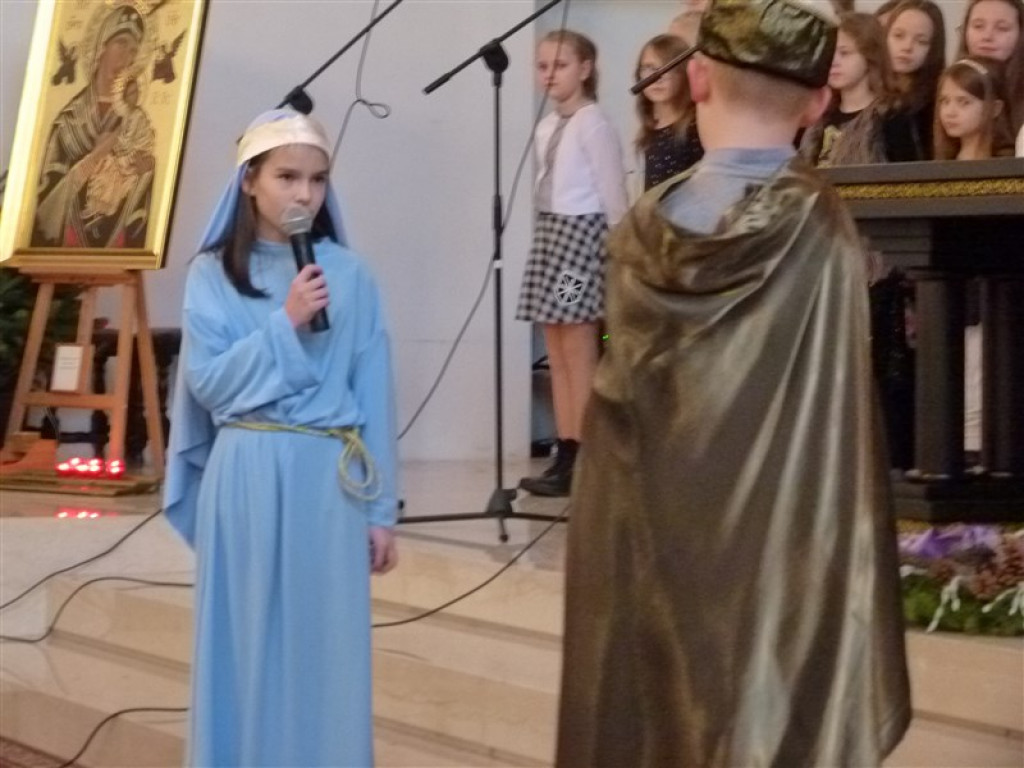 Głowno: jasełka SP nr 3 w kościele św. Maksymiliana
