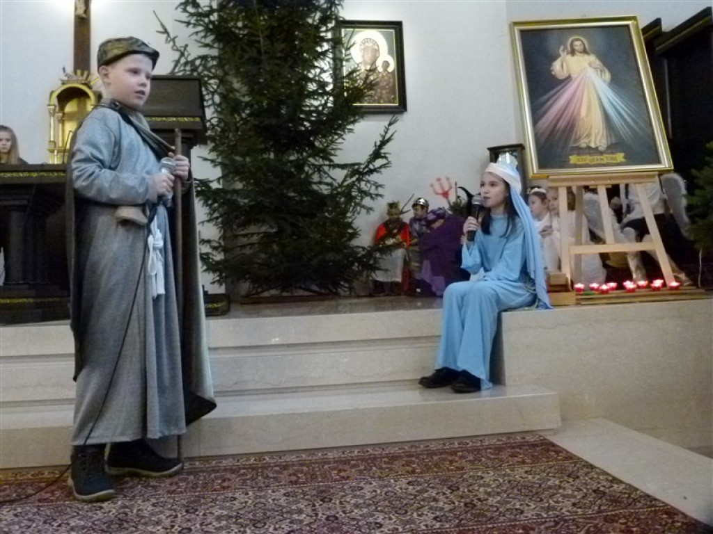 Głowno: jasełka SP nr 3 w kościele św. Maksymiliana