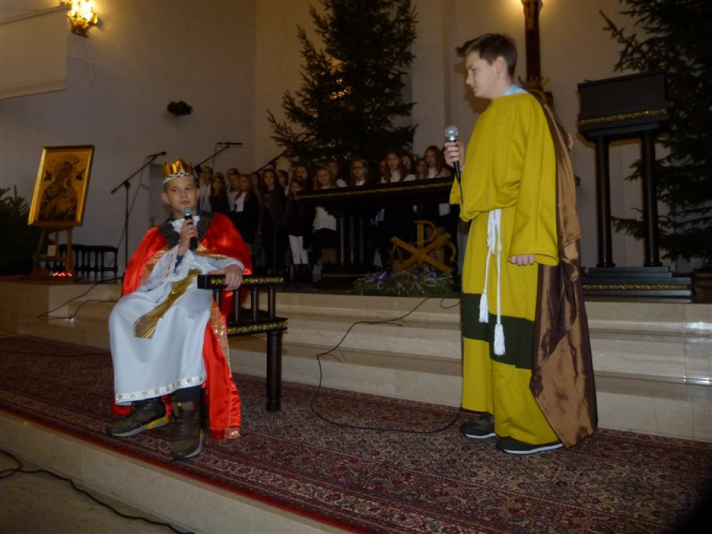 Głowno: jasełka SP nr 3 w kościele św. Maksymiliana