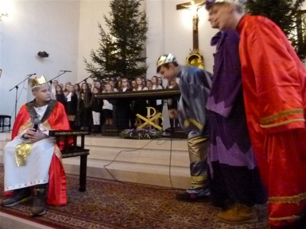 Głowno: jasełka SP nr 3 w kościele św. Maksymiliana