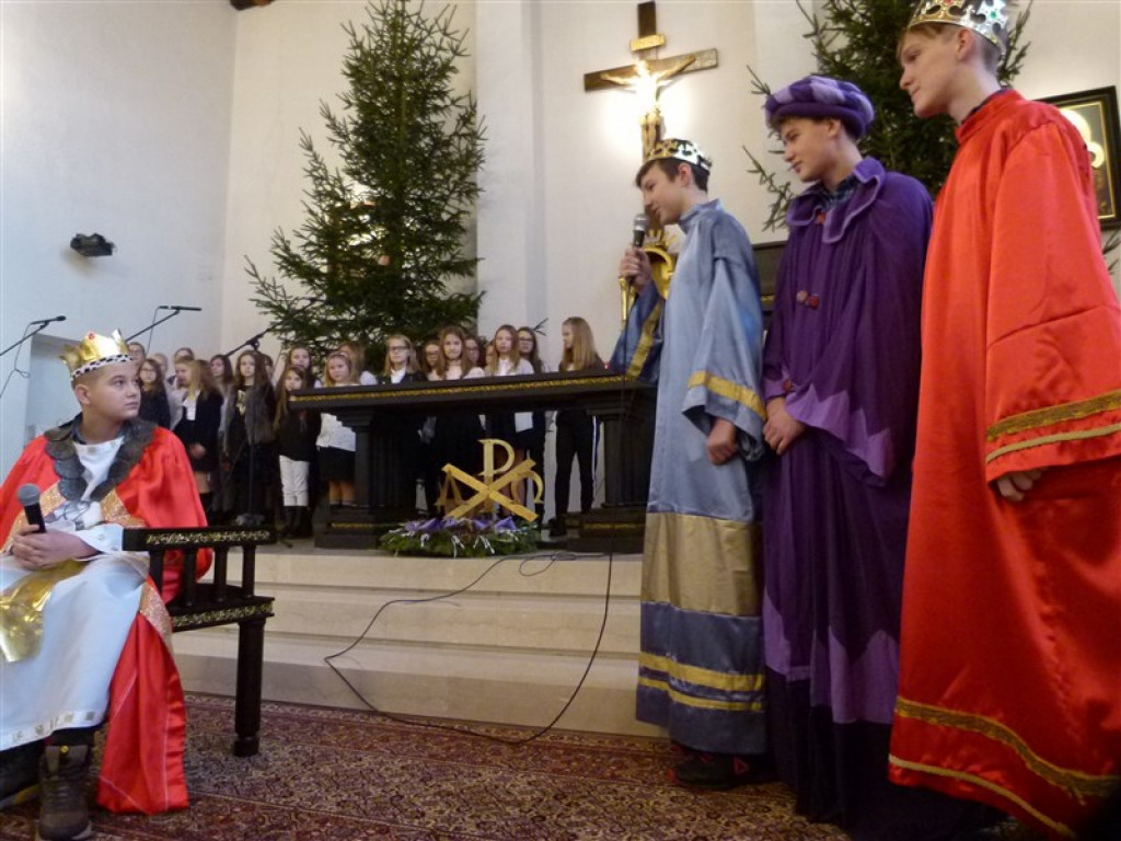 Głowno: jasełka SP nr 3 w kościele św. Maksymiliana