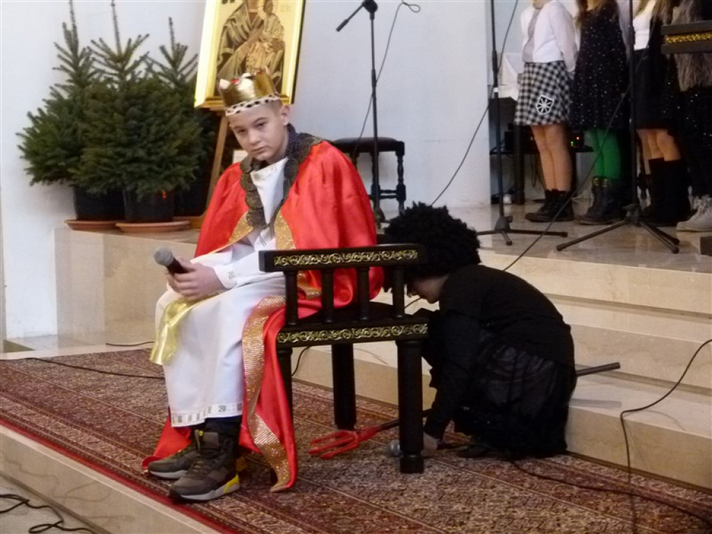 Głowno: jasełka SP nr 3 w kościele św. Maksymiliana