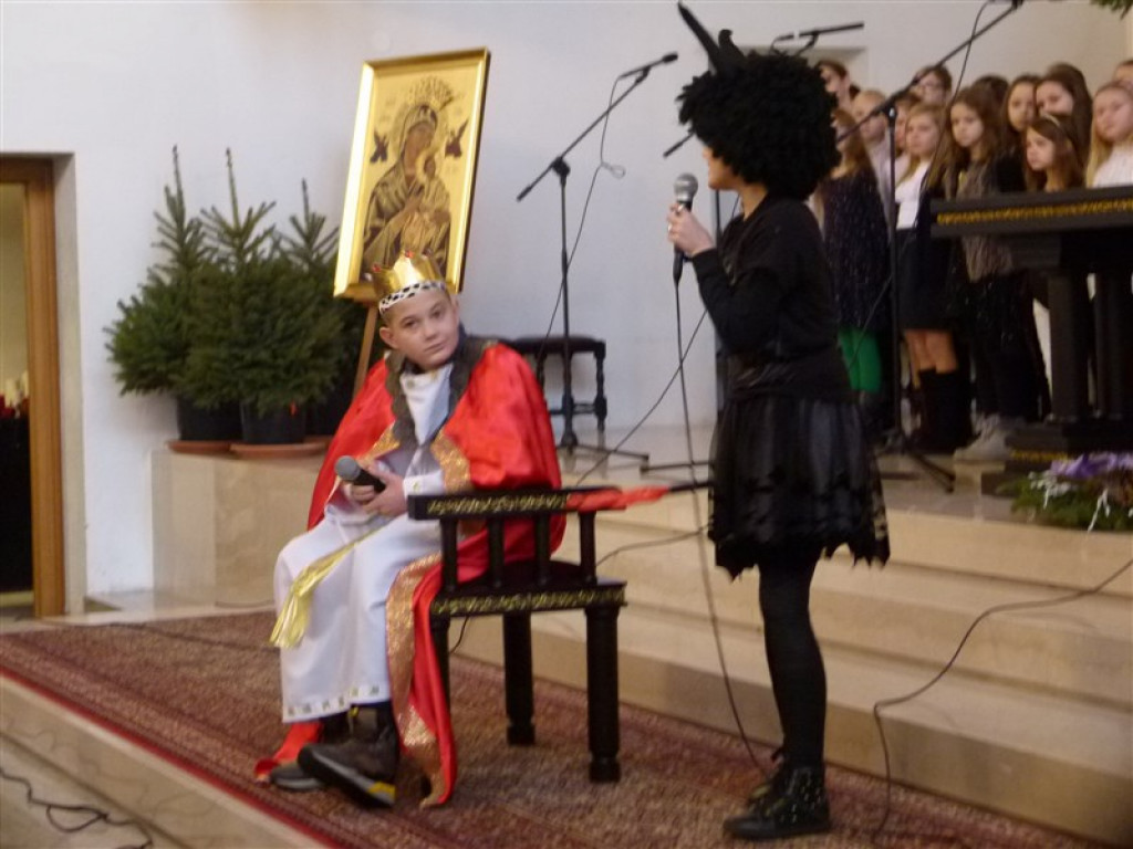 Głowno: jasełka SP nr 3 w kościele św. Maksymiliana