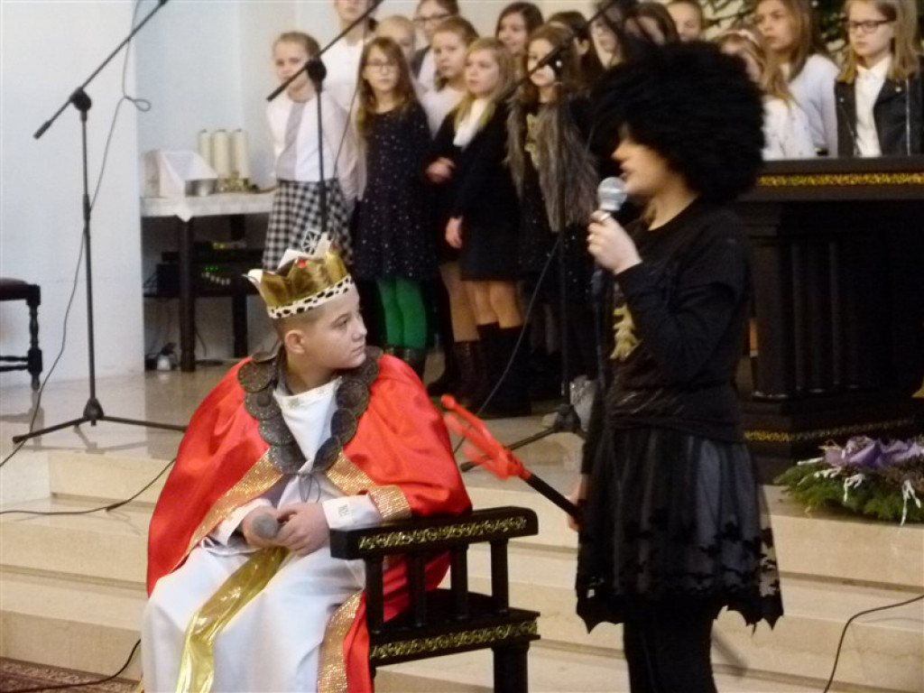 Głowno: jasełka SP nr 3 w kościele św. Maksymiliana