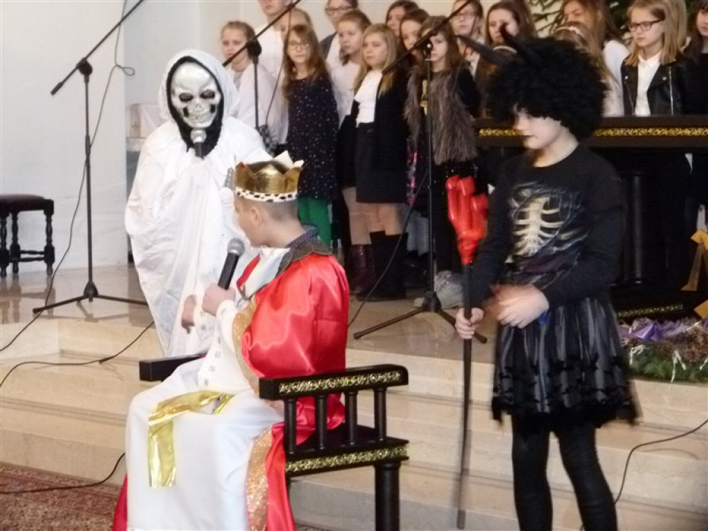 Głowno: jasełka SP nr 3 w kościele św. Maksymiliana
