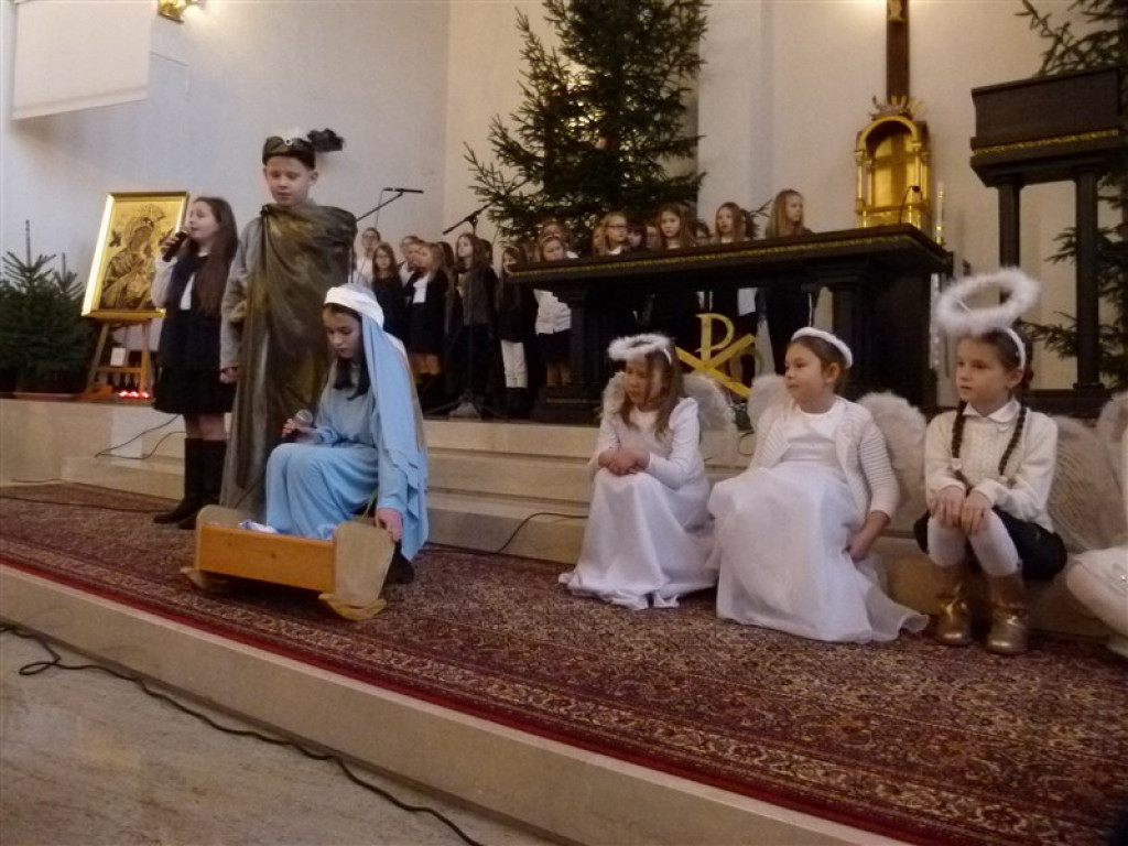 Głowno: jasełka SP nr 3 w kościele św. Maksymiliana