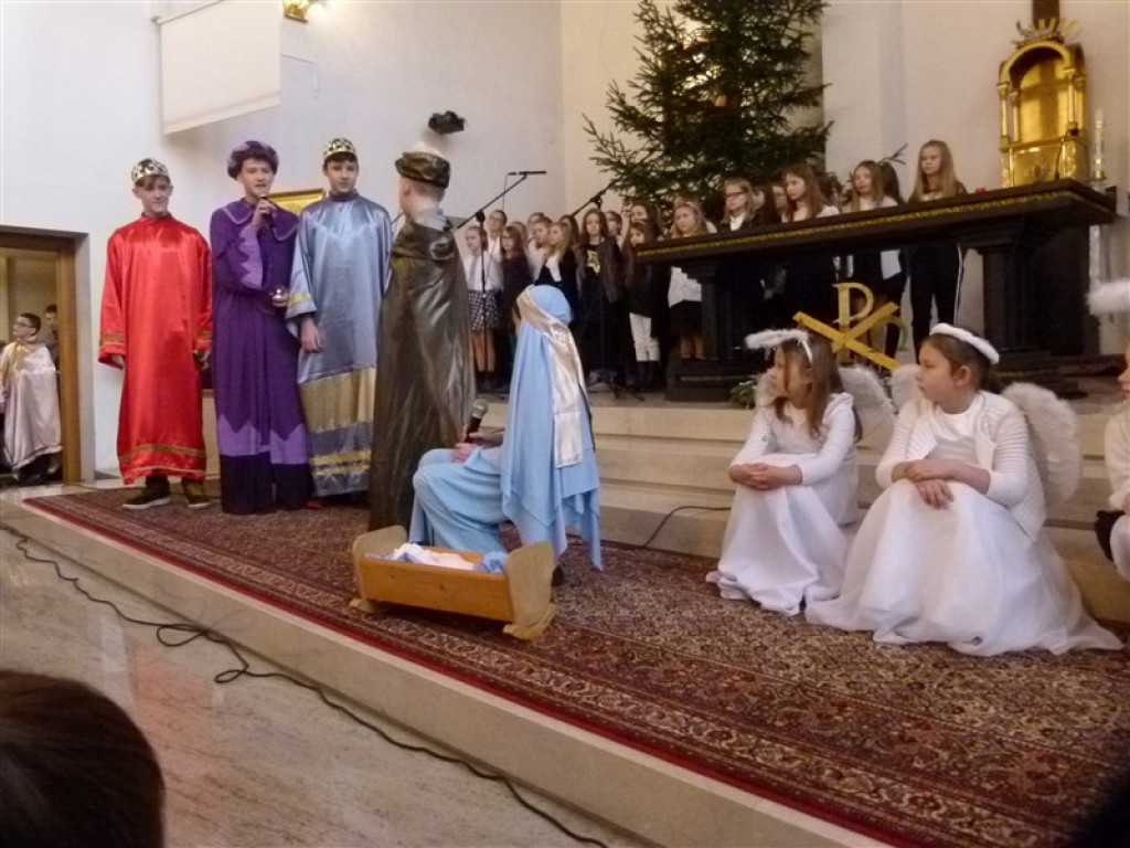 Głowno: jasełka SP nr 3 w kościele św. Maksymiliana