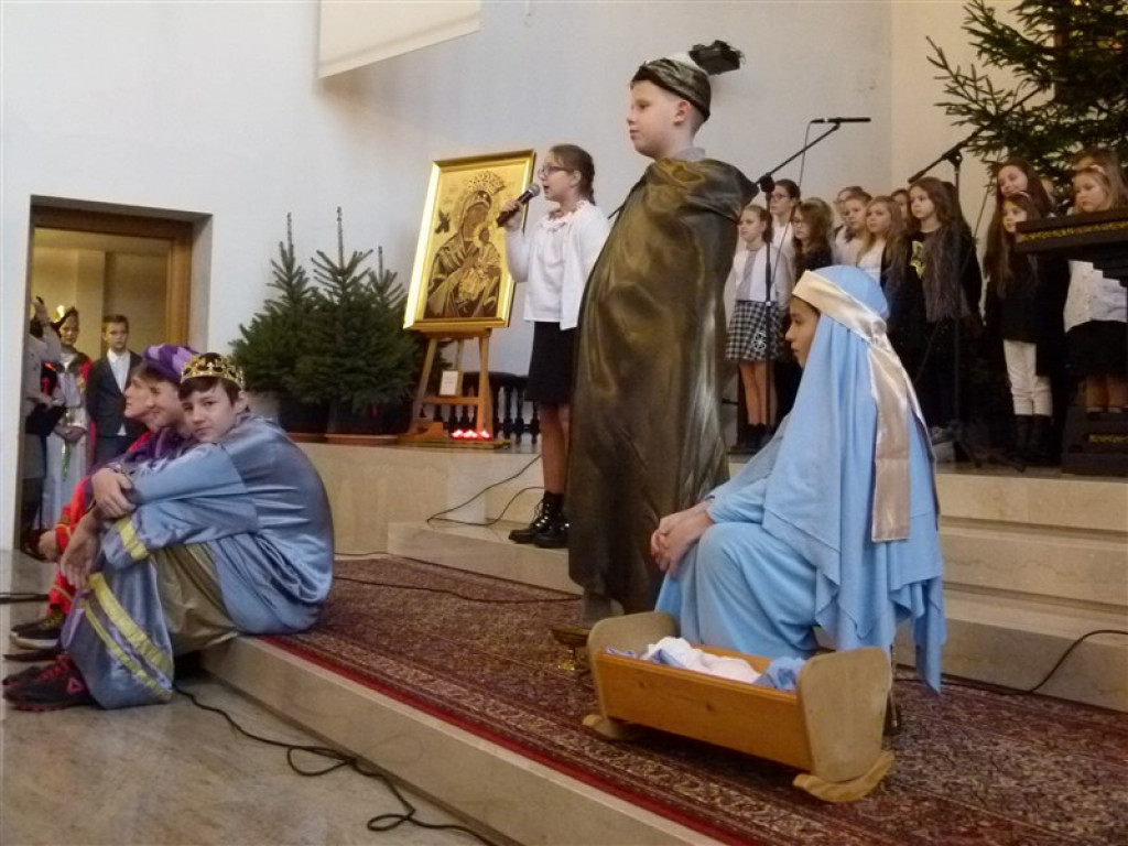 Głowno: jasełka SP nr 3 w kościele św. Maksymiliana